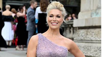 Hannah Waddingham shames "d***" paparazzo for asking her to "show leg" at UK theater awards