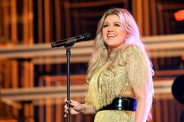 Kelly Clarkson shocks a Vegas street performer with impromptu performance