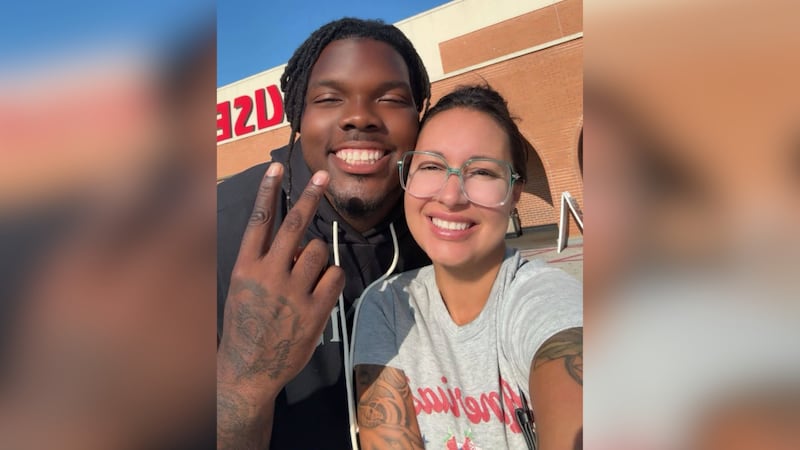 Former Georgia Bulldog picks up customer’s grocery tab and wins over new fans